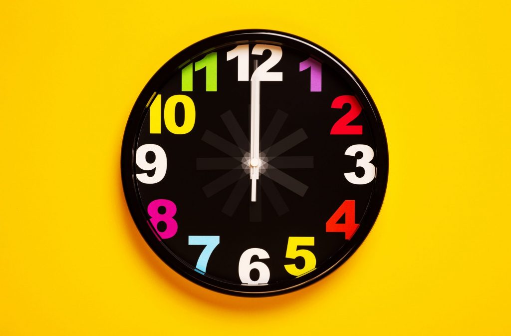Idée cadeaux : Horloge murale avec des chiffres et des aiguilles bien visibles